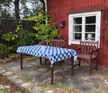 Moklinta Casa | Mormors stuga har charmigt torrdass och utedusch i trädgården