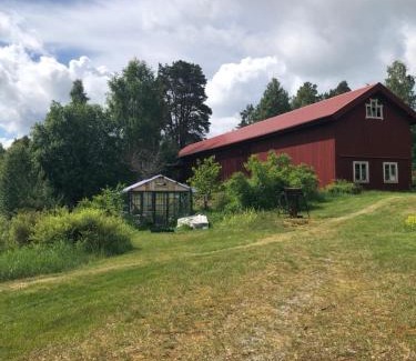 Moklinta Casa | Mormors stuga har charmigt torrdass och utedusch i trädgården