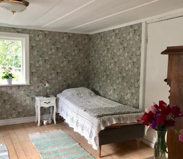 Moklinta Casa | Mormors stuga har charmigt torrdass och utedusch i trädgården