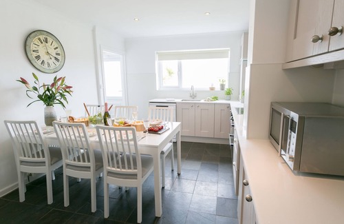 Trearddur Bay Cabaña | Mornant - a coastal that sleeps 6 guests in 3 bedrooms