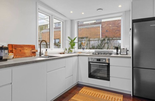 Kingsland Casa | Morning Breeze Retreat with Patio, BBQ and Parking
