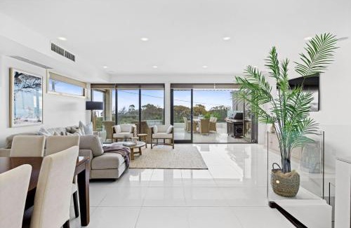 Mornington Casa | Mornington Beachfront Bliss - Pool, Spa & Rooftop Sunsets