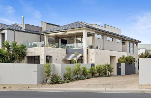 Mornington Casa | Mornington Beachfront Bliss - Pool, Spa & Rooftop Sunsets