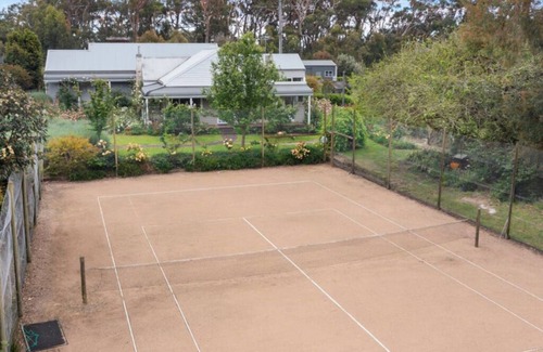Balnarring Casa | Mornington Peninsula Escape. Tennis Court, Swimming Pool & Spa