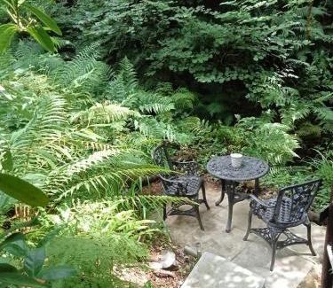 Carmarthen Otro | 'Morris' the shepherd's hut and woodland hot tub experience