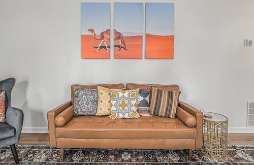Riverdale Casa | Morroccan Vibes! 14 mins from the Airport. Sleeps 9. King Bed! Pool table!