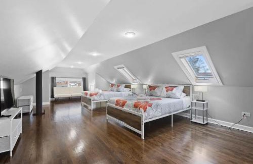 Morton Grove Casa | Morton Grove w Game Room & Huge Yard