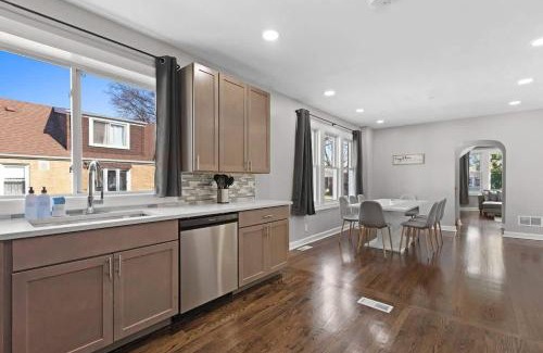 Morton Grove Casa | Morton Grove w Game Room & Huge Yard