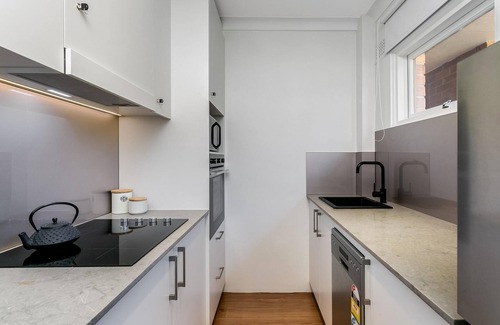 Mosman Apartamento | Mosman Bay - MOS17 - Mosman Street - Bright 1BR with Balcony Sparkling Mosman Bay Views Near Ferry Cafes