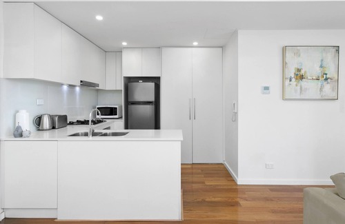 Mosman Apartamento | Mosman - MOS28 - Military Road - Modern 1BR + Sunroom Study | Stylish, Light-Filled Central