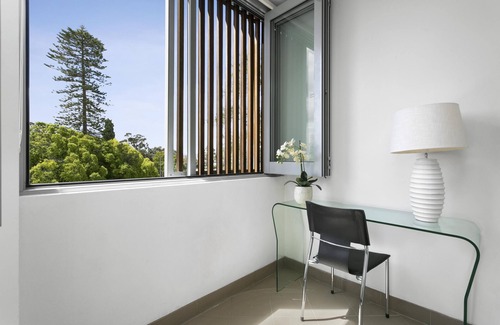 Mosman Apartamento | Mosman - MOS28 - Military Road - Modern 1BR + Sunroom Study | Stylish, Light-Filled Central