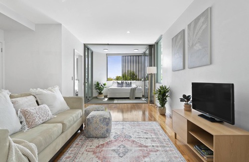 Mosman Apartamento | Mosman - MOS28 - Military Road - Modern 1BR + Sunroom Study | Stylish, Light-Filled Central