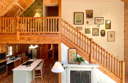 Altamont Casa | Mossy Falls Cabin by Leavetown Vacations