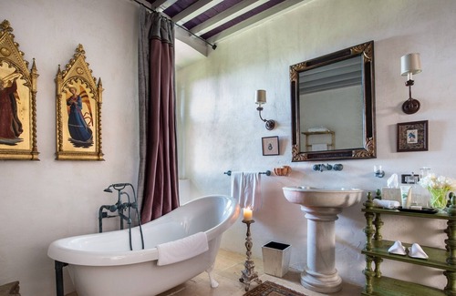 Montelaguardia Casa | ¡La propiedad de alquiler más exclusiva de Italia! Castillo privado de 8 habitaciones con personal completo