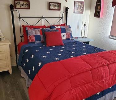 Kaiser Apartamento | Most Exquisite View on the Lake! USA Themed fun condo! Host dedicated to creating your next memorable vacation!