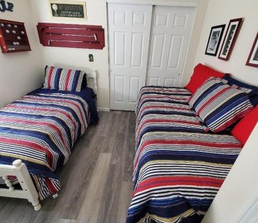 Kaiser Apartamento | Most Exquisite View on the Lake! USA Themed fun condo! Host dedicated to creating your next memorable vacation!