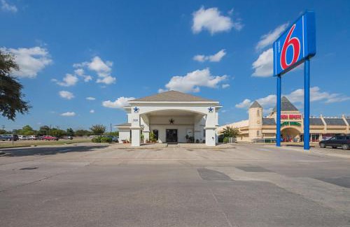 Irving Hotel | Motel 6 Dallas – Irving DFW Airport South
