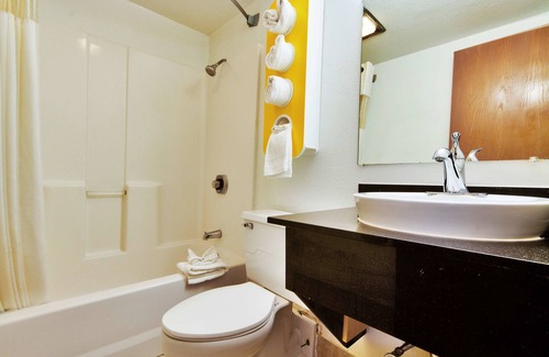 Buckner Terrace - Everglade Park Hotel | Motel 6 Dallas, TX - Fair Park