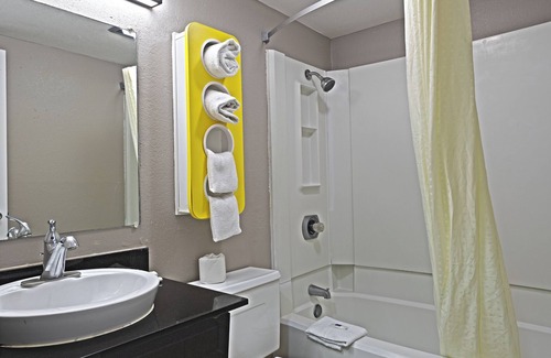 Buckner Terrace - Everglade Park Hotel | Motel 6 Dallas, TX - Fair Park