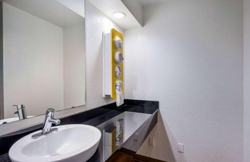Irving Hotel | Motel 6-Irving, TX - Irving DFW Airport East