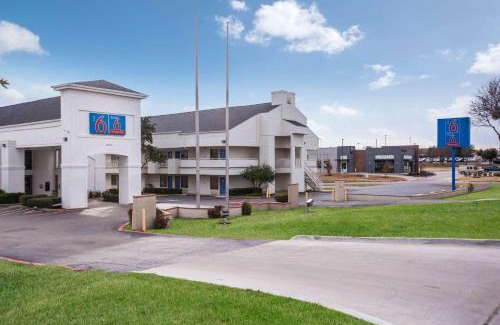 Irving Hotel | Motel 6-Irving, TX - Irving DFW Airport East