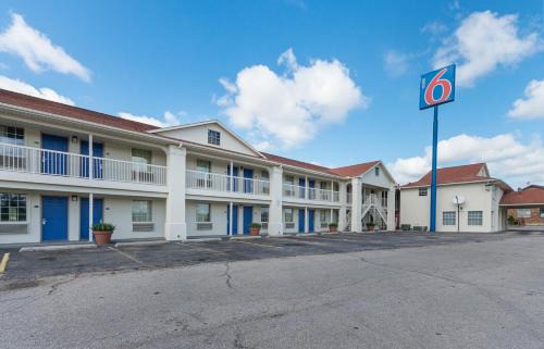 Livingston Hotel | Motel 6-Livingston, TX