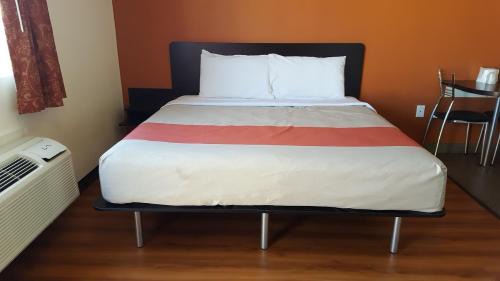 Hesperia Hotel | Motel 6 Maple/Main