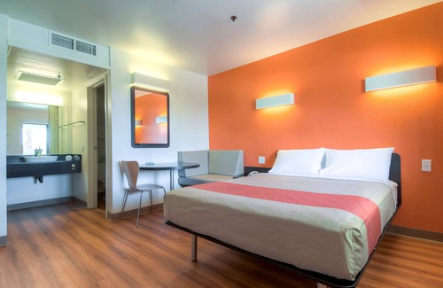 Warm Sands Hotel | Motel 6 Palm Springs, CA - Downtown