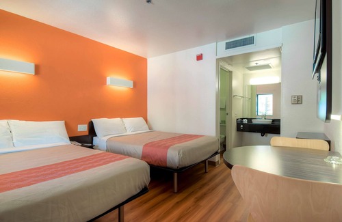 Warm Sands Hotel | Motel 6 Palm Springs, CA - Downtown