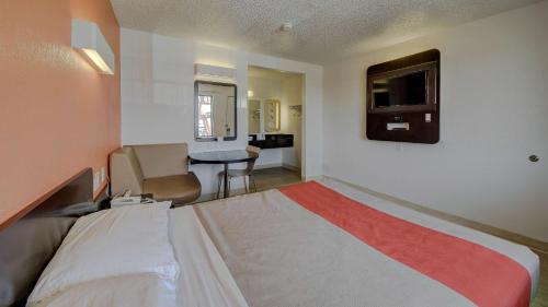North San Antonio - SAT Hotel | Motel 6-San Antonio, TX - Fort Sam Houston