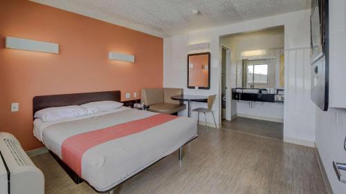 North San Antonio - SAT Hotel | Motel 6-San Antonio, TX - Fort Sam Houston