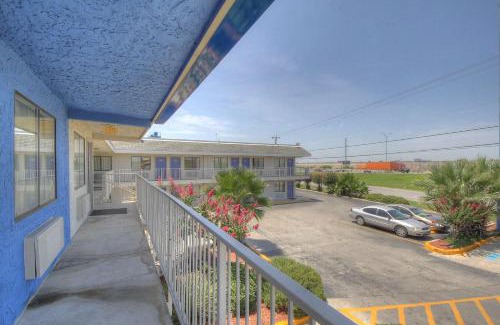 North San Antonio - SAT Hotel | Motel 6-San Antonio, TX - Fort Sam Houston