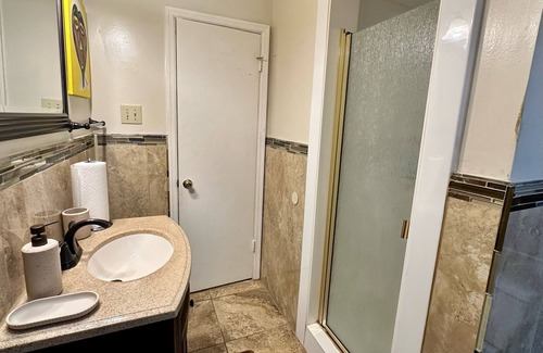 Riverdale Apartamento | Mother Earth's Heal Inn 1-bedroom apartment in fabulous Riverdale with WiFi, AC