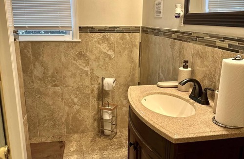 Riverdale Apartamento | Mother Earth's Heal Inn 1-bedroom apartment in fabulous Riverdale with WiFi, AC
