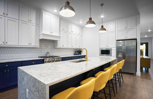 Arlington Casa | Mothership Arlington: Walk to Stadiums Pool Heated Spa Mini Golf Games & More