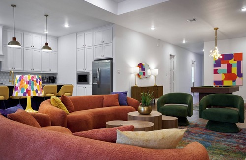 Arlington Casa | Mothership Arlington: Walk to Stadiums Pool Heated Spa Mini Golf Games & More