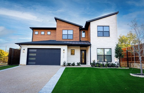 Arlington Casa | Mothership Arlington: Walk to Stadiums Pool Heated Spa Mini Golf Games & More