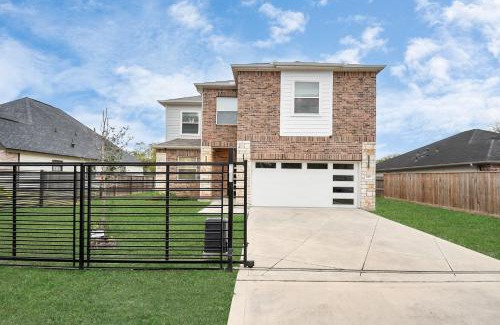 Southeast Houston Casa | Mount Melanin Spacious 4BD Home Sleeps 17 - Near NRG Stadium