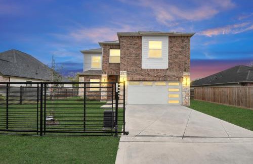 Southeast Houston Casa | Mount Melanin Spacious 4BD Home Sleeps 17 - Near NRG Stadium