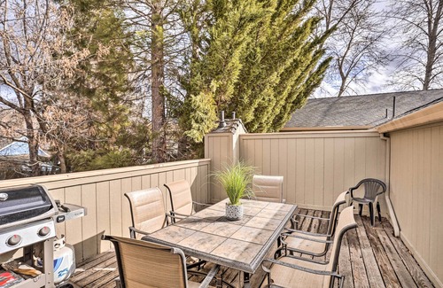 Mount Shasta Cabaña | Mount Shasta Escape w/ Balcony ~ Walk to Dtwn
