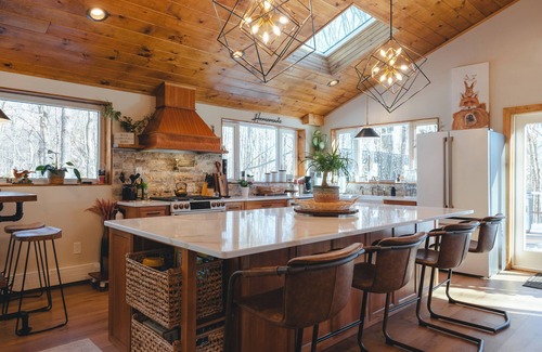 Newfoundland Cabina | Mount Zurich/Poconos/14 PPL/XL Hot Tub/Pool Table /Playground/Fire-pit /Games