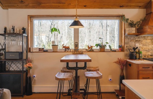 Newfoundland Cabina | Mount Zurich/Poconos/14 PPL/XL Hot Tub/Pool Table /Playground/Fire-pit /Games