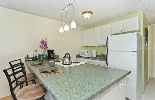 Waikiki Condominio | Vistas de montaña y campo de golf! Lavadora y secadora, A / C, WiFi gratuito y aparcamiento!