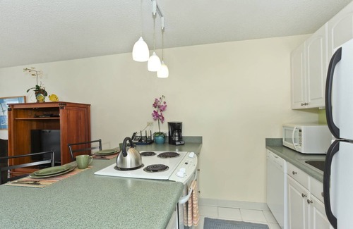 Waikiki Condominio | Vistas de montaña y campo de golf! Lavadora y secadora, A / C, WiFi gratuito y aparcamiento!