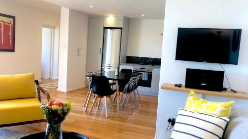 Cape Town City Centre Casa | Mountain and Harbour Views - Grand Vue Cottage