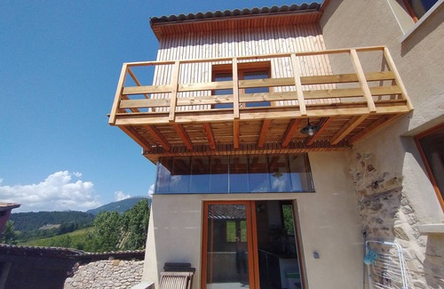 Saint-Roman Casa | Mountain and river will treat you to the top of this medieval village.