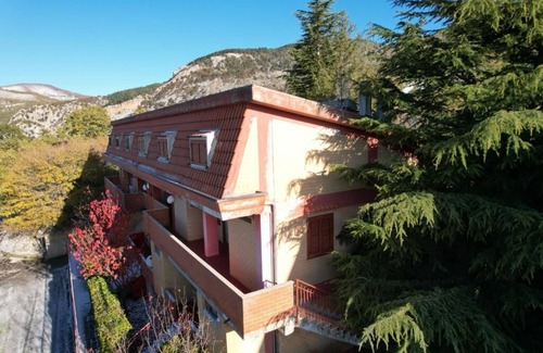 Viggiano Chalet De Esquí | Mountain cabin at the foot of the big mountain in the village of Viggiano