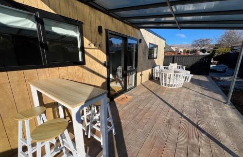 Wanaka Casa | Mountain Cabin - central, cosy and cute with views