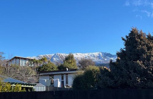 Wanaka Casa | Mountain Cabin - central, cosy and cute with views