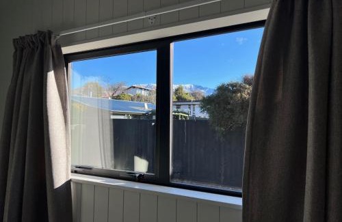 Wanaka Casa | Mountain Cabin - central, cosy and cute with views